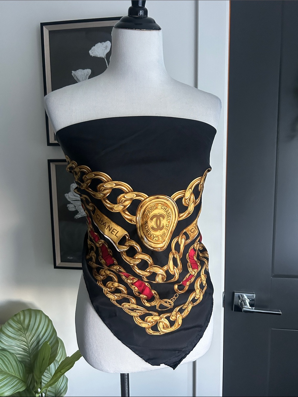 Chanel 31 Rue chainlink black  red  gold silk 33" x 34" neck hair scarf top